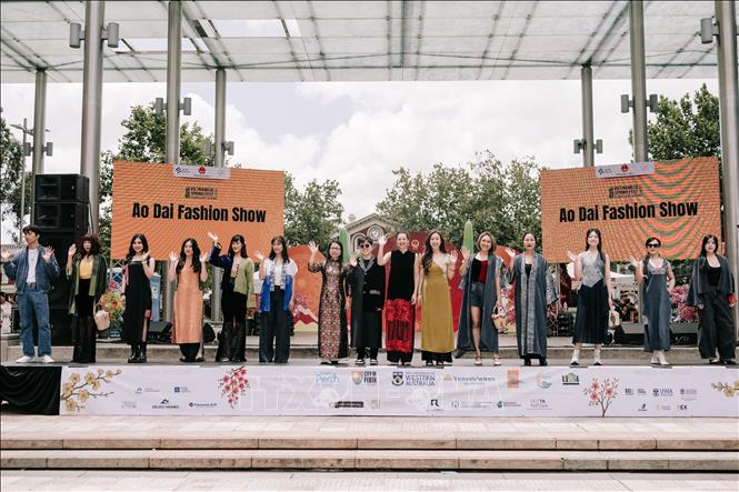 Performing ao dai (Vietnamese traditional dress) at the event. VNA/Photo by courtesy