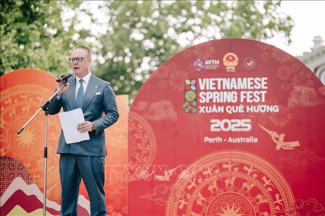 Perth Lord Mayor Bruce Reynolds speaks at the event. VNA/Photo by courtesy