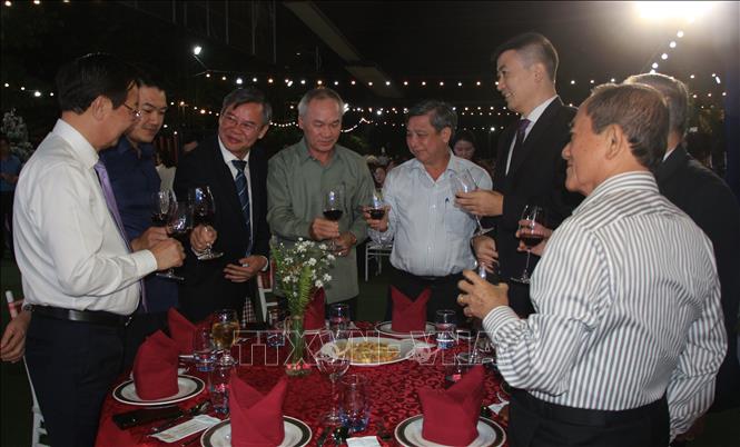 Các đại biểu chúc rượu mừng năm mới. Ảnh: Nguyễn Hằng - TTXVN