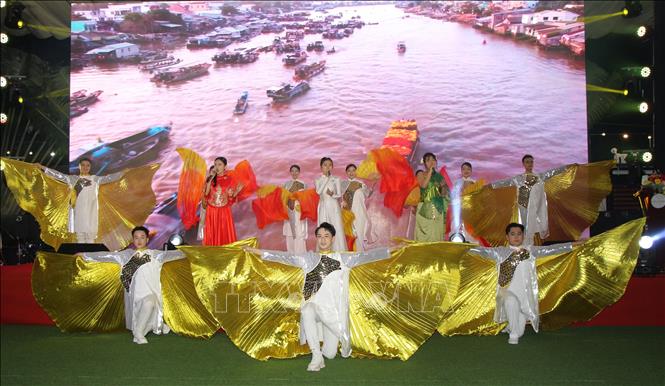 Tiết mục chào mừng tại buổi họp mặt. Ảnh: Nguyễn Hằng - TTXVN