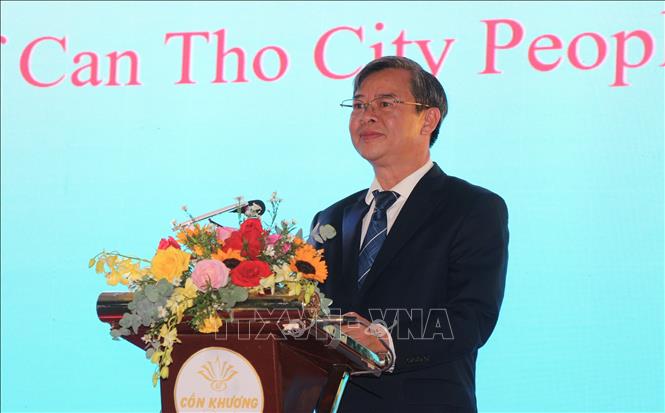 Ông Trương Cảnh Tuyên, Chủ tịch Ủy ban nhân dân thành phố Cần Thơ chúc mừng năm mới. Ảnh: Nguyễn Hằng - TTXVN