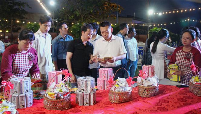 Quý khách tham quan khu vực trưng bày sản phẩm, quà tặng. Ảnh: Nguyễn Hằng - TTXVN