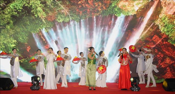 Tiết mục Hello Việt Nam. Ảnh: Nguyễn Hằng - TTXVN