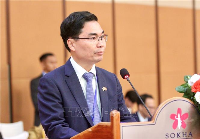 Ông Bun Horn, Quốc vụ khanh Bộ Nội vụ, Trưởng nhóm Quan chức cấp cao (SOM) Campuchia đọc dự thảo Thông cáo chung của Hội nghị. Ảnh: Quang Anh – PV TTXVN tại Campuchia. 