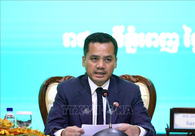 Phó Thủ tướng, Bộ trưởng Nội vụ Campuchia Sar Sokha phát biểu tại phiên toàn thể Hội nghị Hợp tác và Phát triển các tỉnh biên giới Việt Nam-Campuchia lần thứ 13. Ảnh: Quang Anh – PV TTXVN tại Campuchia.