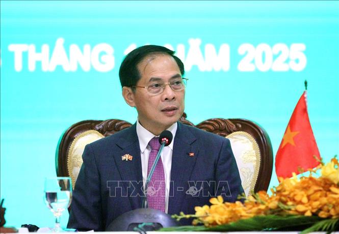 Phó Thủ tướng Bùi Thanh Sơn phát biểu tại phiên toàn thể Hội nghị Hợp tác và Phát triển các tỉnh biên giới Việt Nam-Campuchia lần thứ 13. Ảnh: Quang Anh – PV TTXVN tại Campuchia. 