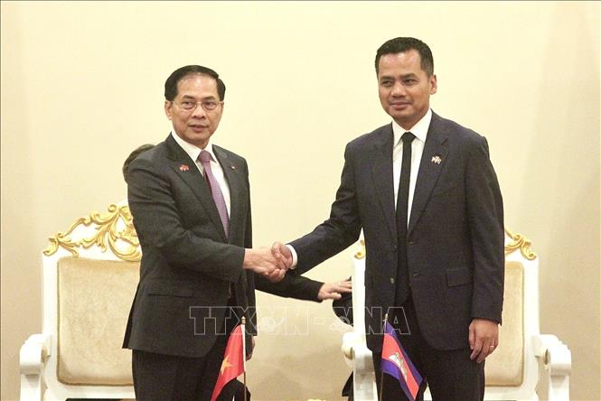 Phó Thủ tướng Chính phủ Bùi Thanh Sơn (trái) và Phó Thủ tướng, Bộ trưởng Nội vụ Campuchia Sar Sokha dự phiên họp hẹp giữa hai Trưởng đoàn Hội nghị Hợp tác và Phát triển các tỉnh biên giới Việt Nam-Campuchia lần thứ 13. Ảnh: Quang Anh – PV TTXVN tại Campuchia.