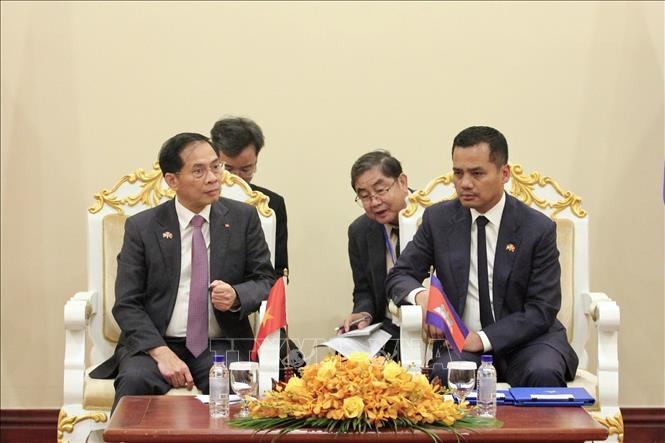 Phó Thủ tướng Bùi Thanh Sơn (trái) và Phó Thủ tướng, Bộ trưởng Nội vụ Campuchia Sar Sokha tại phiên họp hẹp giữa hai Trưởng đoàn. Ảnh: Quang Anh – PV TTXVN tại Campuchia.