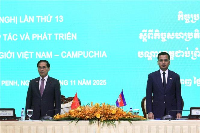 Phó Thủ tướng Bùi Thanh Sơn (trái) và Phó Thủ tướng, Bộ trưởng Nội vụ Campuchia Sar Sokha đồng chủ trì phiên toàn thể Hội nghị Hợp tác và Phát triển các tỉnh biên giới Việt Nam-Campuchia lần thứ 13. Ảnh: Quang Anh – PV TTXVN tại Campuchia. 