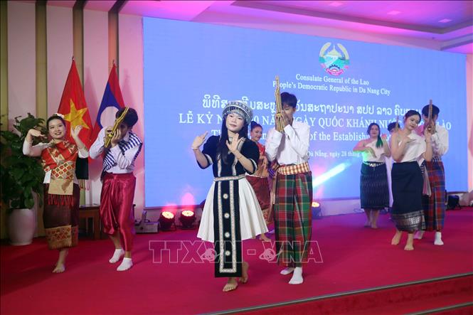 Biểu diễn nghệ thuật mừng lễ Kỷ niệm 50 năm Quốc khánh Lào tại Đà Nẵng. Ảnh: Trần Lê Lâm - TTXVN 