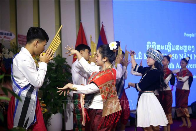 Biểu diễn nghệ thuật mừng lễ Kỷ niệm 50 năm Quốc khánh Lào tại Đà Nẵng. Ảnh: Trần Lê Lâm - TTXVN 