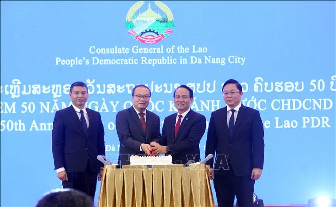 Tổng Lãnh sự Lào tại Đà Nẵng Souphanh Hadaoheuang và Phó Bí thư Thường trực Thành ủy Đà Nẵng Nguyễn Đình Vĩnh và các đại biểu thực hiện nghi thức cắt bánh mừng lễ kỷ niệm. Ảnh: Trần Lê Lâm - TTXVN 