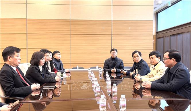 The delegation meets with the Vietnamese Embassy. VNA Photo