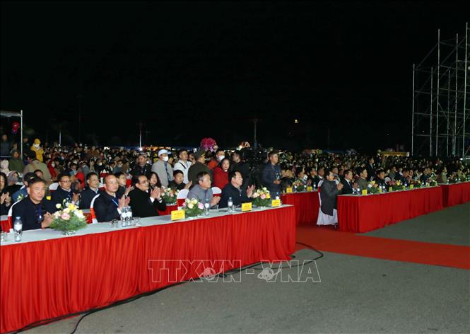 Các đồng chí lãnh đạo cùng đại biểu tham dự lễ khai mạc. Ảnh: Quý Trung – TTXVN