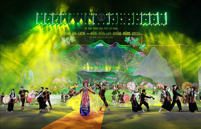 Chương trình nghệ thuật đặc sắc tại lễ khai mạc. Ảnh: Quý Trung – TTXVN