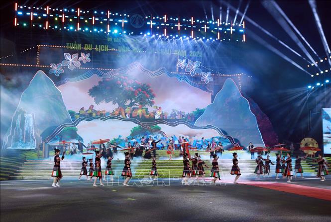 Chương trình nghệ thuật đặc sắc tại lễ khai mạc. Ảnh: Quý Trung – TTXVN