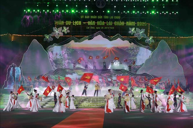 Chương trình nghệ thuật với màn biểu diễn đặc sắc “Cờ Đảng sáng mãi vùng biên”, thay cho lời chào mừng nồng nhiệt gửi tới các đại biểu, Nhân dân và du khách. Ảnh: Quý Trung – TTXVN