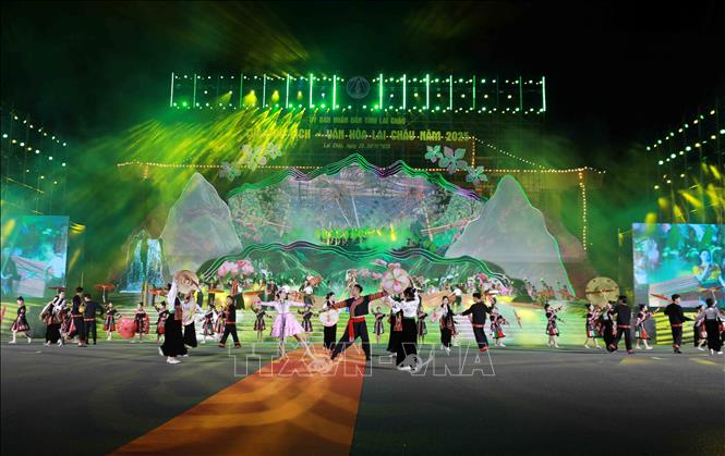 Chương trình nghệ thuật đặc sắc tại lễ khai mạc. Ảnh: Quý Trung – TTXVN