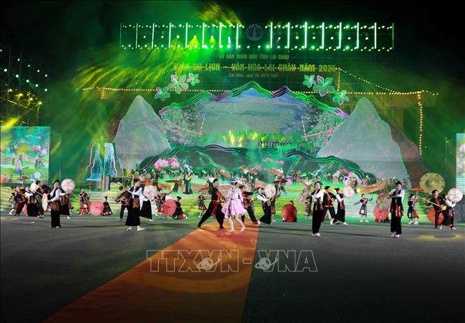 Chương trình nghệ thuật đặc sắc tại lễ khai mạc. Ảnh: Quý Trung – TTXVN