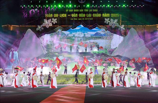 Chương trình nghệ thuật với màn biểu diễn đặc sắc “Cờ Đảng sáng mãi vùng biên”, thay cho lời chào mừng nồng nhiệt gửi tới các đại biểu, Nhân dân và du khách. Ảnh: Quý Trung – TTXVN