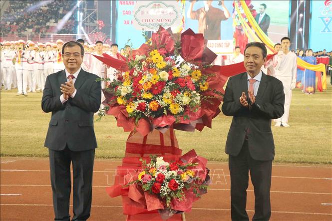 Lãnh đạo Bộ Văn hóa, Thể thao và Du lịch tặng hoa Đại hội Thể dục thể thao thành phố lần thứ X. Ảnh: Hoàng Ngọc - TTXVN 