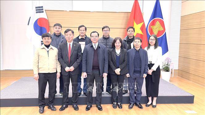 The delegation visits the Vietnamese Embassy. VNA Photo