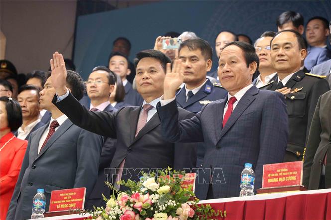 Ông Lê Tiến Châu, Bí Thư Thành ủy Hải Phòng và ông Lê Ngọc Châu, Chủ tịch UBND thành phố Hải Phòng chào đón các đoàn tham gia diễu hành tại Đại hội Thể dục thể thao thành phố lần thứ X. Ảnh: Hoàng Ngọc - TTXVN 