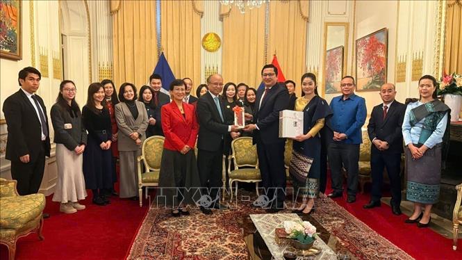 Đại sứ Lào tại Pháp Kalamoungkhoune Souphanouvong trao quà lưu niệm tặng Đại sứ Việt Nam tại Pháp Đinh Toàn Thắng nhân dịp chuẩn bị kết thúc nhiệm kỳ. Ảnh: Hữu Chiến - P/v TTXVN tại Pháp