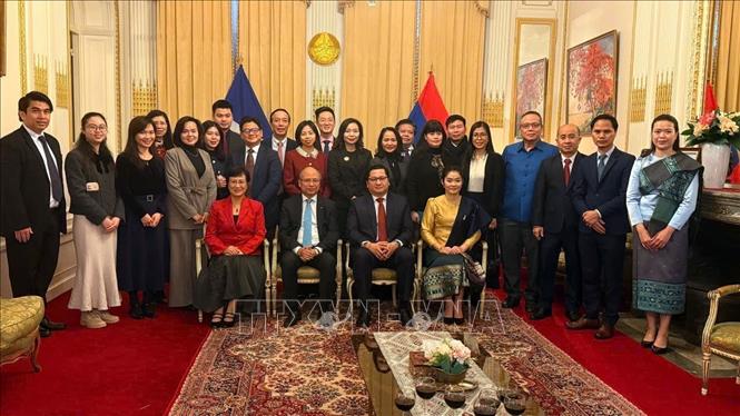 Cán bộ, nhân viên hai Đại sứ quán chụp ảnh lưu niệm. Ảnh: Hữu Chiến - P/v TTXVN tại Pháp