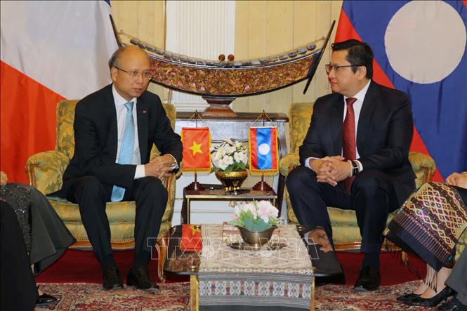 Đại sứ Việt Nam tại Pháp Đinh Toàn Thắng và Đại sứ Lào tại Pháp Kalamoungkhoune Souphanouvong trao đổi, điểm lại các hoạt động hợp tác, giao lưu hữu nghị giữa hai cơ quan đại diện, cũng như giữa nhân dân hai nước. Ảnh: Hữu Chiến - P/v TTXVN tại Pháp