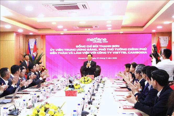 Deputy Prime Minister Bui Thanh Son visits Metfone. VNA Photo