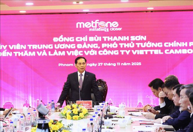 Deputy Prime Minister Bui Thanh Son visits Metfone. VNA Photo