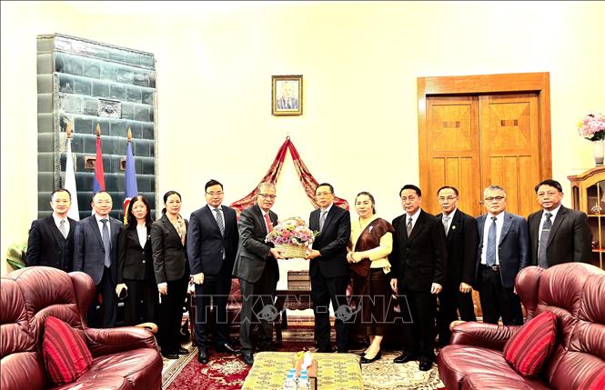 Đoàn đại biểu Đại sứ quán Việt Nam tại LB Nga chúc mừng 50 năm Quốc khánh Lào. Ảnh: Tâm Hằng, phóng viên TTXVN tại LB Nga