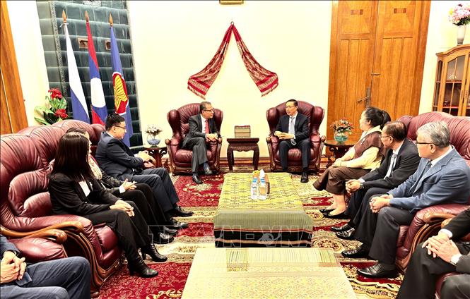 Đại sứ Đặng Minh Khôi chúc mừng Đại sứ Lào Siphandone Oybuabuddy và phu nhân cùng toàn thể cán bộ nhân viên Đại sứ quán. Ảnh: Tâm Hằng, phóng viên TTXVN tại LB Nga