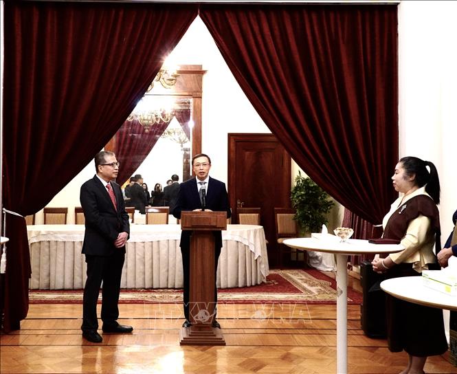 Đại sứ Lào tại LB Nga Siphandone Oybuabuddy cảm ơn Đại sứ Đặng Minh Khôi và đoàn đại biểu Đại sứ quán Việt Nam. Ảnh: Tâm Hằng, phóng viên TTXVN tại LB Nga