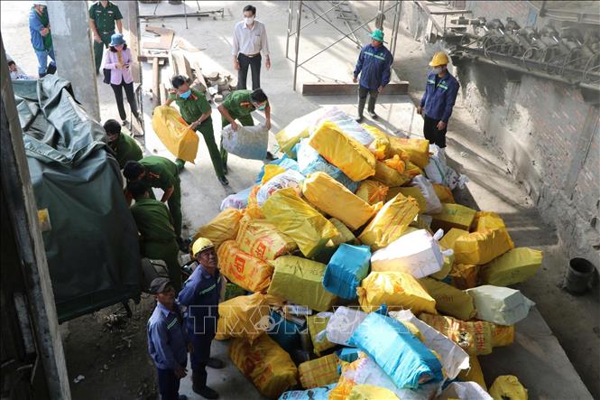  Lực lượng chức năng tiêu hủy thuốc lá lậu. Ảnh: TTXVN phát