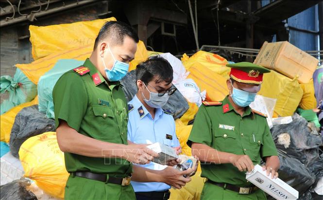 Số thuốc lá bị tiêu hủy thuộc nhiều nhãn hiệu như: Hero, Jet, Esse, 555, Oscar…Ảnh: TTXVN phát