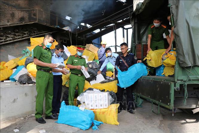 Lực lượng chức năng kiểm đếm trước khi tiêu hủy thuốc lá lậu. Ảnh: TTXVN phát