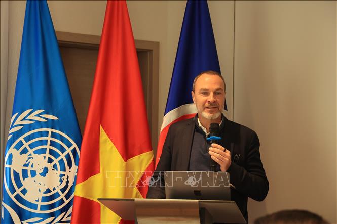 Ông Aymeric Jung, Cố vấn Đầu tư Tác động & Kinh tế Tái tạo - phát biểu tại tọa đàm. Ảnh: Anh Hiển - PV TTXVN tại Thụy Sĩ 