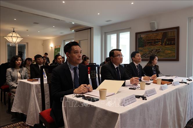 Các đại biểu tham dự cuộc tọa đàm. Ảnh: Anh Hiển - PV TTXVN tại Thụy Sĩ 