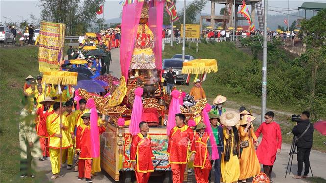 Lễ rước quan Hoàng Mười tại Lễ hội Đền Cả - Dinh Đô Quan Hoàng Mười thuộc phường Bắc Hồng Lĩnh. Ảnh: Hữu Quyết - TTXVN