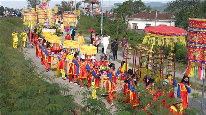Lễ rước quan Hoàng Mười tại Lễ hội Đền Cả - Dinh Đô Quan Hoàng Mười có sự tham gia của hơn 1.500 người dân. Ảnh: Hữu Quyết - TTXVN