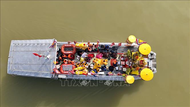 Lễ rước nước trên sông tại Đền Củi (xã Nghi Xuân) được tổ chức để cầu mưa thuận, gió hòa, mùa màng bội thu. Ảnh: Hữu Quyết - TTXVN