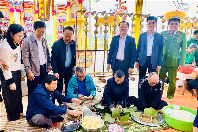 Phần thi gói bánh chưng tại Đền Cả - Dinh Đô Quan Hoàng Mườ (phường Bắc Hồng Lĩnh). Ảnh: Hữu Quyết - TTXVN