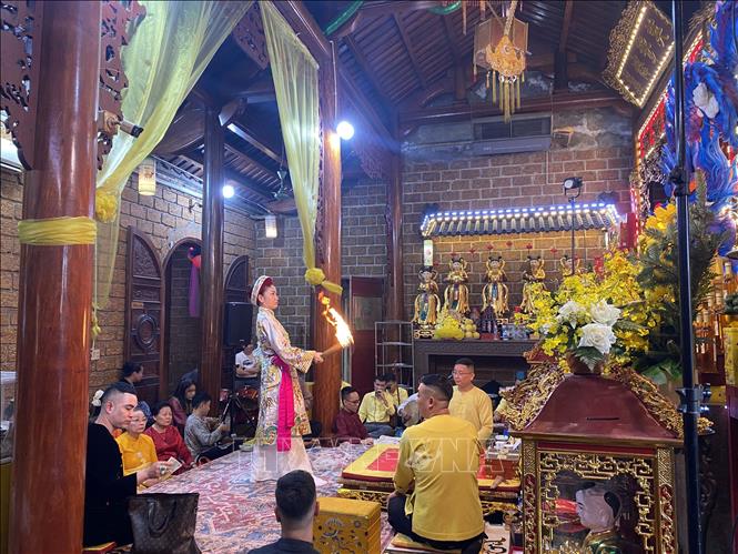 Thực hành tín ngưỡng thờ Mẫu tam phủ tại Đền Cả - Dinh Đô Quan Hoàng Mườ (phường Bắc Hồng Lĩnh). Ảnh: Hữu Quyết - TTXVN