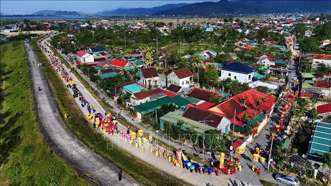 Lễ rước quan Hoàng Mười tại Lễ hội Đền Cả - Dinh Đô Quan Hoàng Mười có sự tham gia của hơn 1.500 người dân. Ảnh: Hữu Quyết - TTXVN