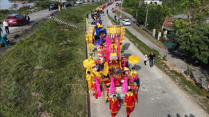 Lễ rước quan Hoàng Mười tại Lễ hội Đền Cả - Dinh Đô Quan Hoàng Mười thuộc phường Bắc Hồng Lĩnh. Ảnh: Hữu Quyết - TTXVN