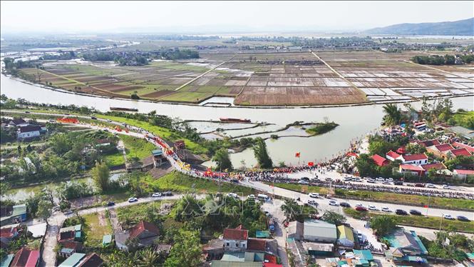 Lễ rước quan Hoàng Mười tại Lễ hội Đền Cả - Dinh Đô Quan Hoàng Mười thuộc phường Bắc Hồng Lĩnh. Ảnh: Hữu Quyết - TTXVN