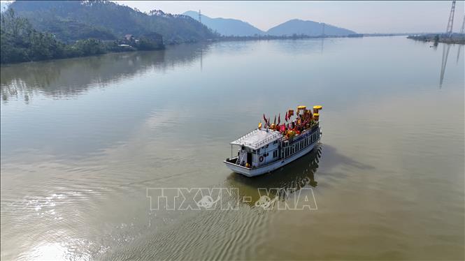 Lễ rước nước trên sông tại Đền Củi (xã Nghi Xuân). Ảnh: Hữu Quyết - TTXVN