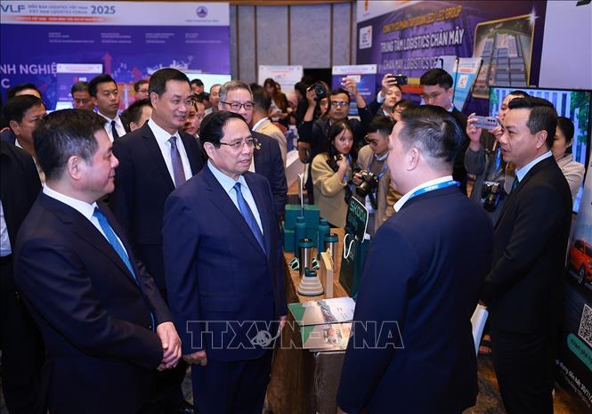 Thủ tướng Phạm Minh Chính tham quan trưng bày sản phẩm dịch vụ, công nghiệp, hậu cần tại Diễn đàn Logistics Việt Nam năm 2025. Ảnh: Dương Giang-TTXVN